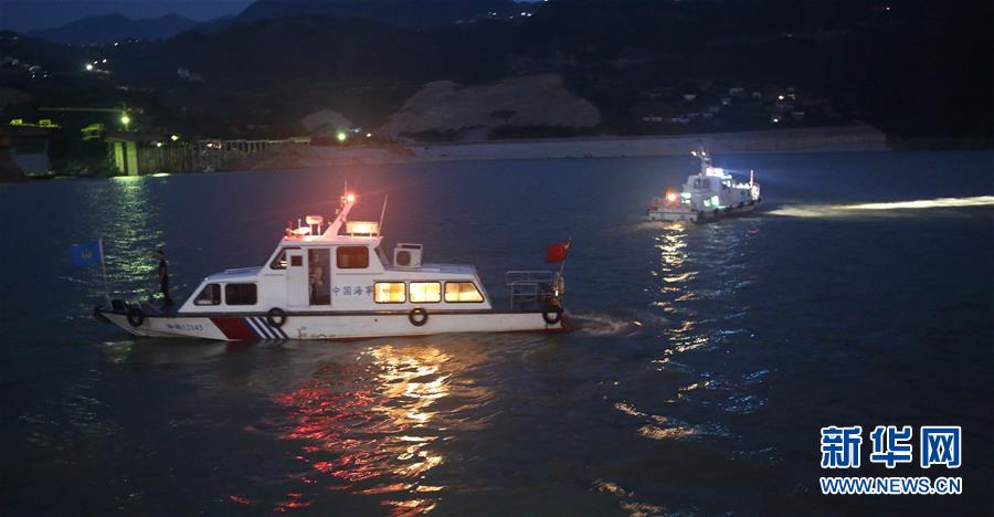 重庆巫山快艇翻沉事故10人获救