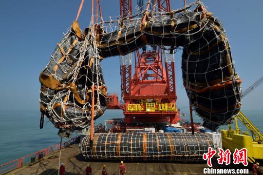韩“世越号”打捞第二阶段作业完成 船艏抬起10米