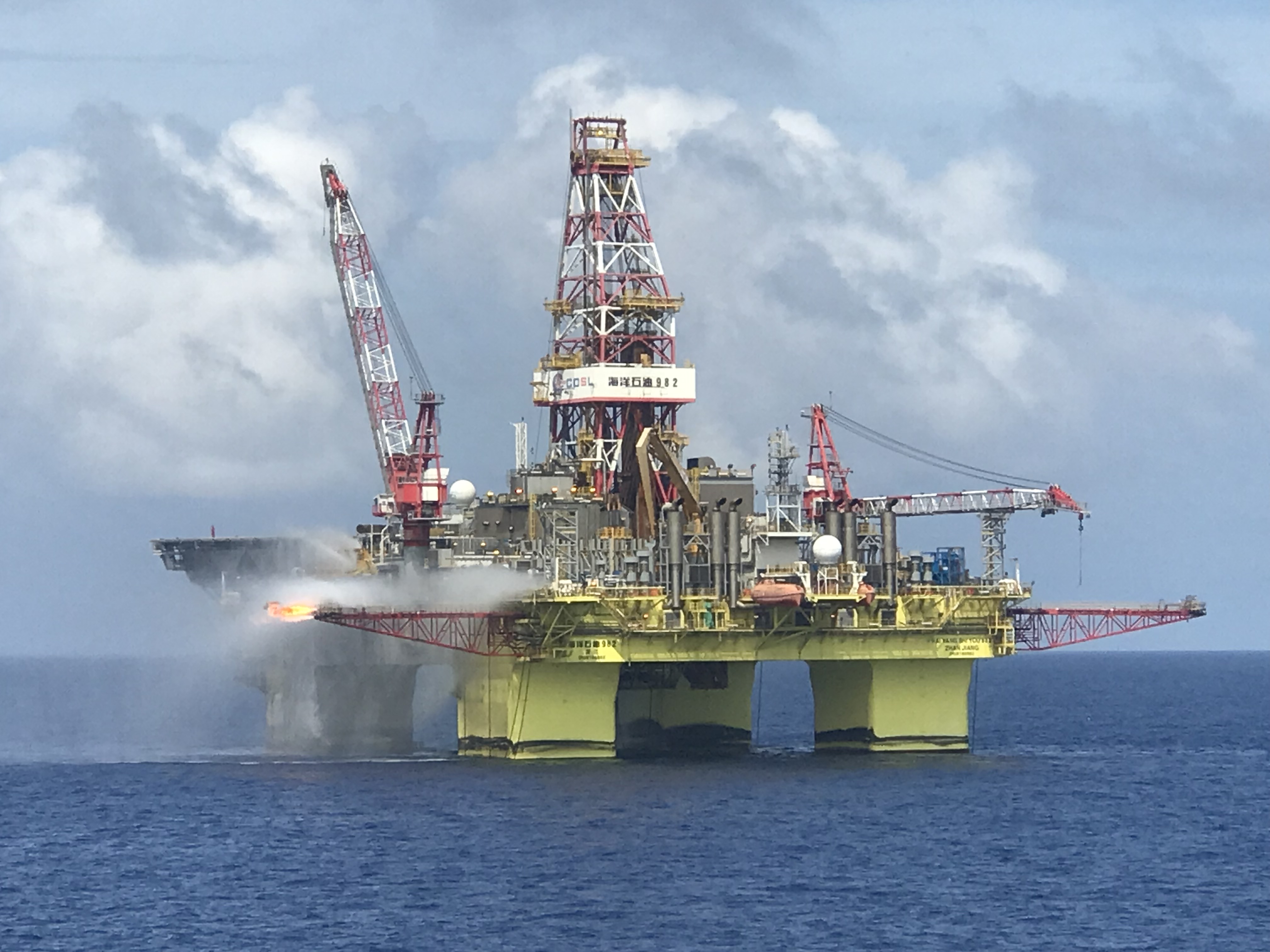 中国海油 供图"海洋石油982"钻井平台工作人员作业场景.