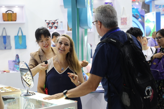 广西元素惊艳亮相第六届四川国际旅游交易博览会