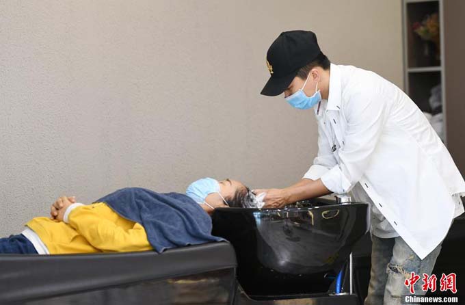 महामारीको अवस्थामा कपाल काट्ने पसल