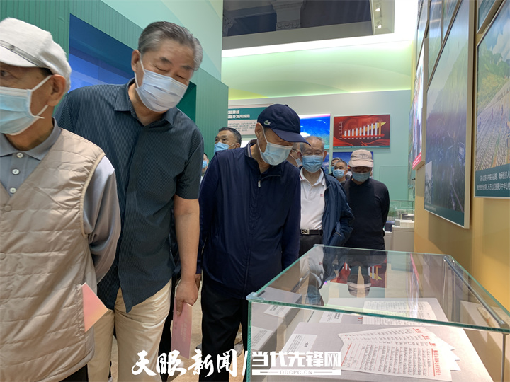 透视大踏步前进的“黄金十年”丨“奋进新时代”主题成就展上的“贵州缩影