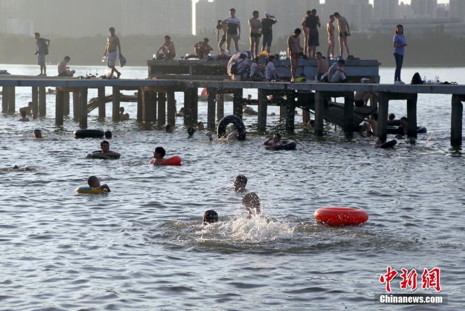 武漢連續多日高溫酷暑 東湖游泳點擠滿避暑市民