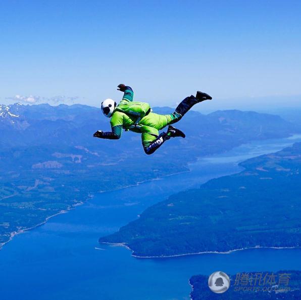 男子从7600米高空跳下 无降落伞只有网接(图)
