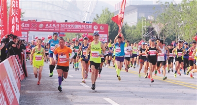 2019瀋陽國際馬拉松激情起跑 兩萬跑友馳騁渾河兩岸