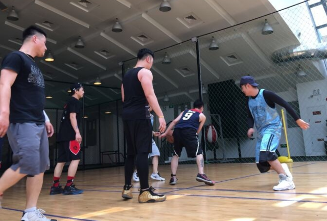 陈赫与邓超打篮球 趁机打了一下超哥屁股_娱乐_腾讯网