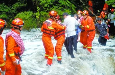 北京密雲某景區突發山洪 兩撥人危難中先後被救