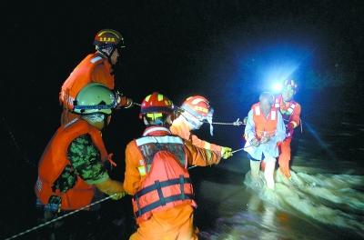 北京密雲某景區突發山洪 兩撥人危難中先後被救