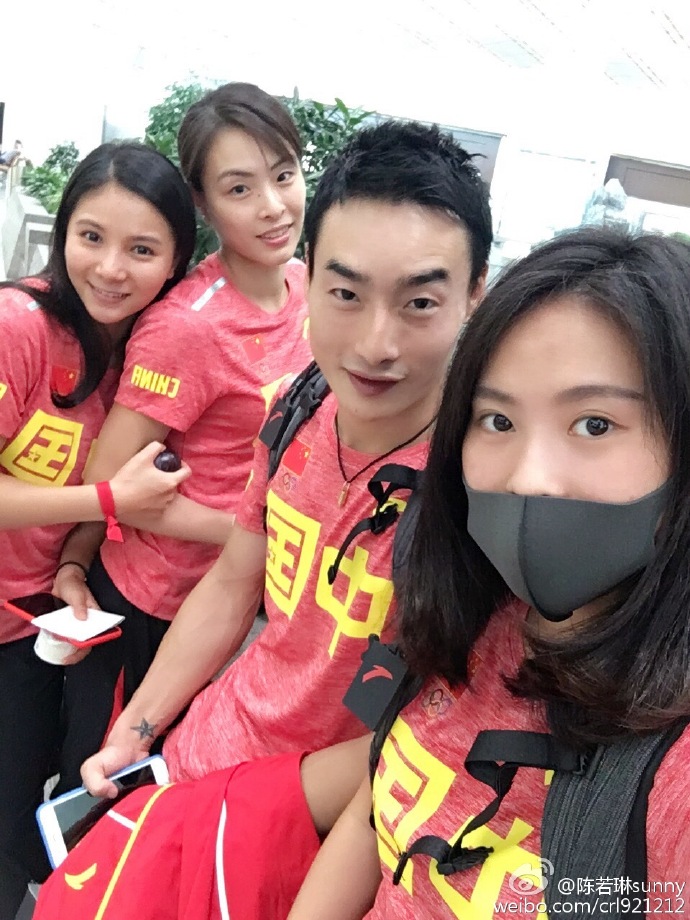 中國跳水隊出征裏約 隊員自拍玩不停