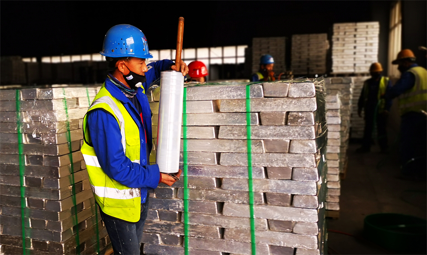 抓重点促转型 府谷跑出“加速度”_fororder_府谷县泰达煤化有限责任公司车间的工人正在包装金属镁-刘贺伟摄