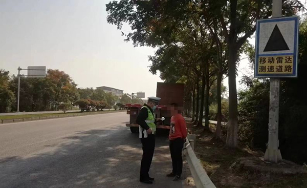 广汉市公安局交警大队多举措开展砂石渣土运输车专项整治_fororder_QQ图片20221025140946