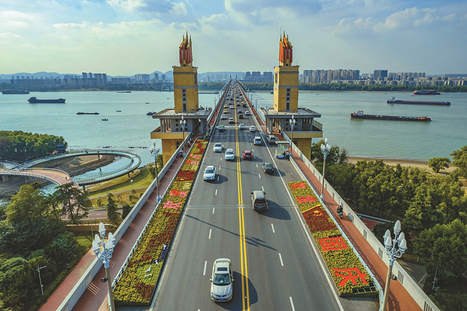 南京长江大桥公路桥南桥头堡设置“欢度国庆”主题花坛 烘托节日氛围