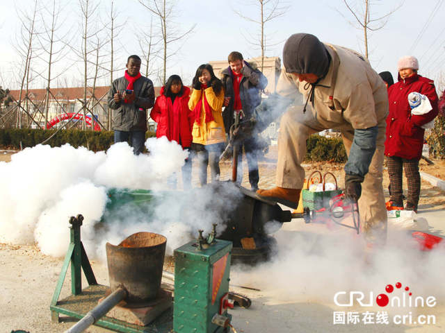 图片默认标题_fororder_老式爆爆米花的方式让留学生们很惊奇_meitu_1