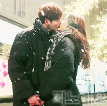 看了朴信惠5部剧里的吻戏，我敢说她才是女演员中的老司机