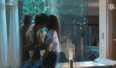 看了朴信惠5部剧里的吻戏，我敢说她才是女演员中的老司机