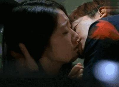 看了朴信惠5部剧里的吻戏，我敢说她才是女演员中的老司机