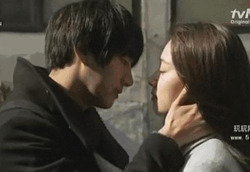 看了朴信惠5部剧里的吻戏，我敢说她才是女演员中的老司机