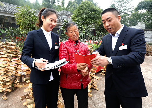 眉山仁寿县：全面构建便民服务新体系 打造“三化”建设样板_fororder_县市民服务中心工作人员正在上门办理业务-供图-仁寿县委宣传部