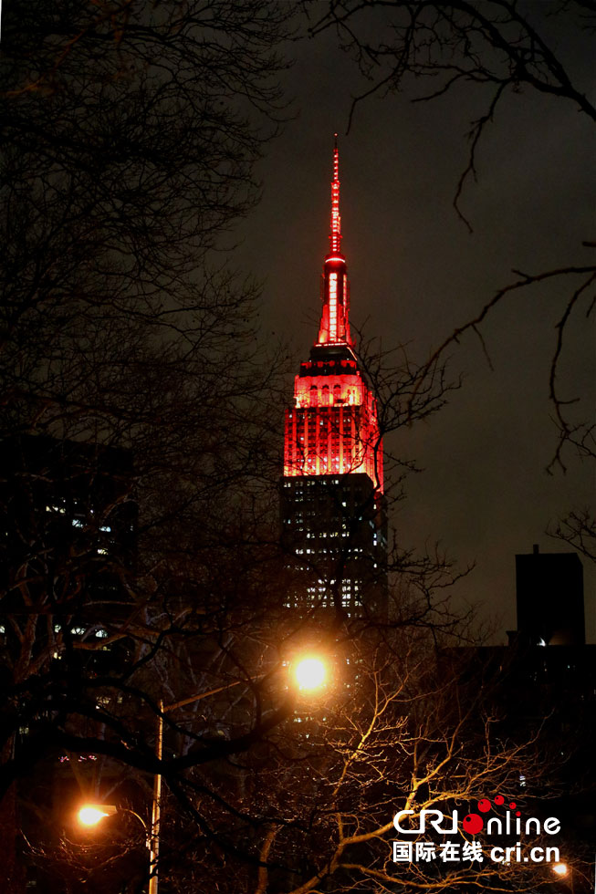 纽约帝国大厦点亮中国红庆祝中国农历新年