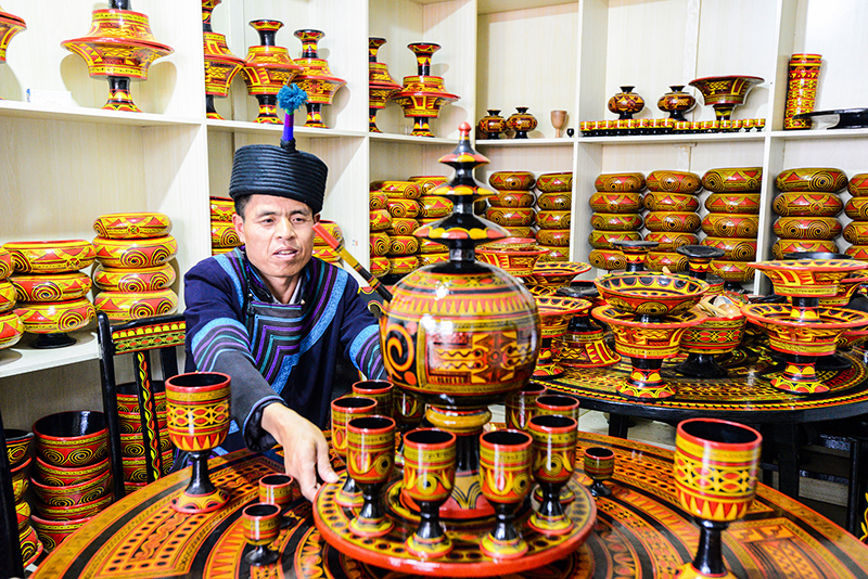 镜头下的大凉山｜凉山州成立70周年县市风采——越西县_fororder_越西民族文化底蕴浓厚，图为当地非物质文化遗产彝族漆器。孙建生摄