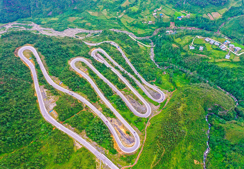 镜头下的大凉山｜凉山州成立70周年县市风采——越西县_fororder_越西是南方丝绸之路“零关古道”要塞，图为越西小相岭公路。胡小平摄