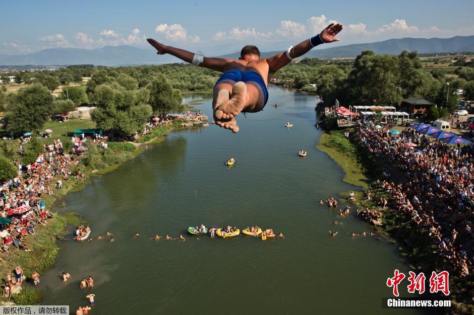 科索沃举办高桥跳水比赛 场面惊险刺激