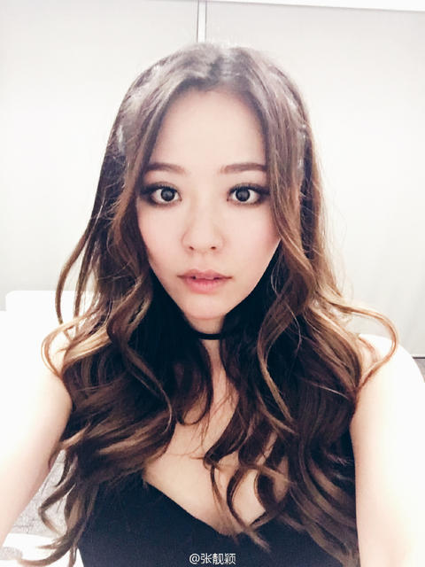 张靓颖化浓妆自拍美艳 眼睛大得不太像她了