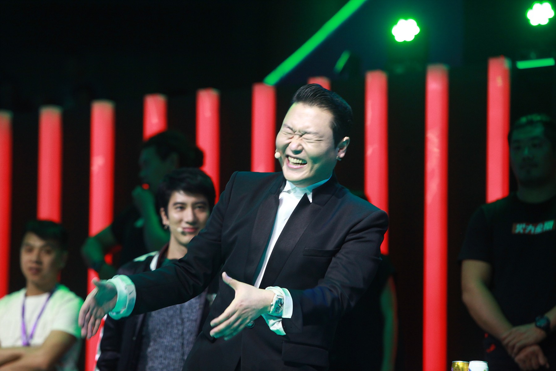 王力宏为网红感动落泪 鸟叔大张伟同台飙舞