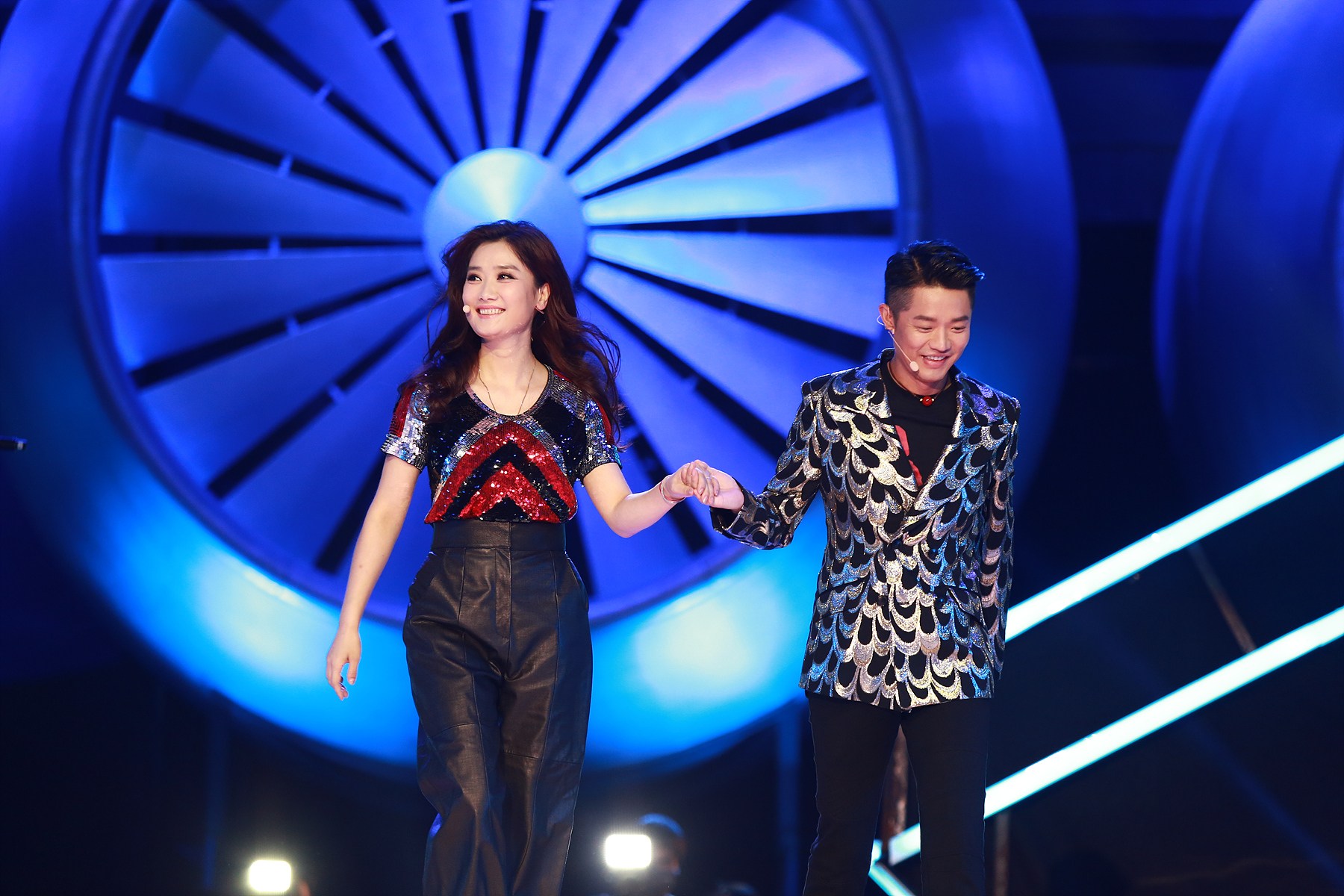 王力宏为网红感动落泪 鸟叔大张伟同台飙舞