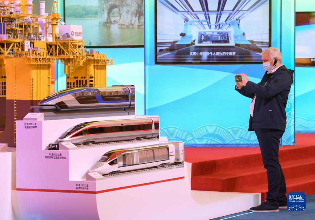 “中国取得的非凡成就令人钦佩！”——记外国嘉宾参观“奋进新时代”主题成就展