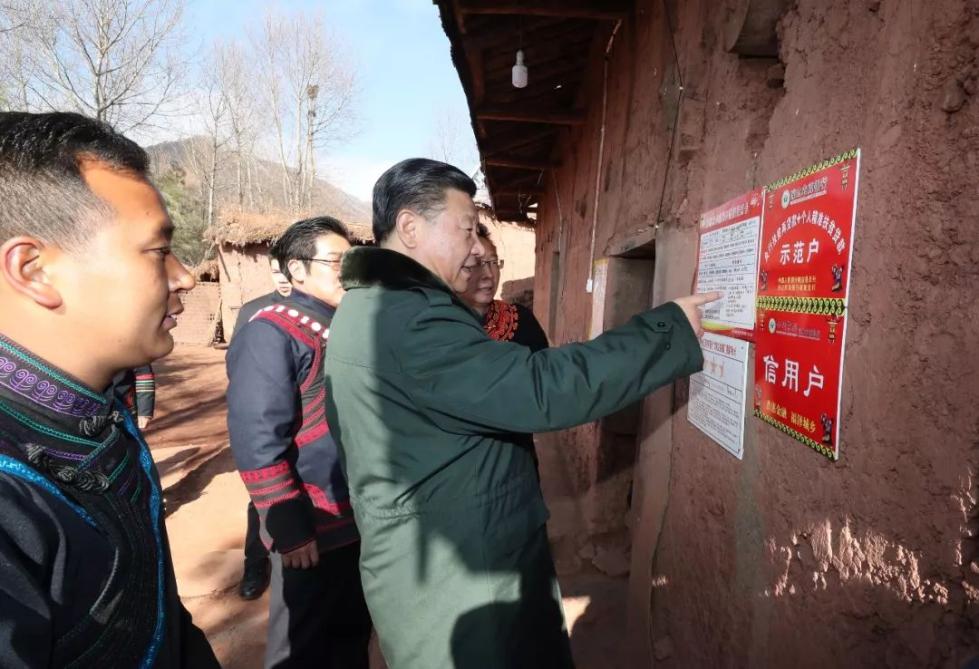 2月11日上午,习近平在凉山彝族自治州昭觉县三岔河乡三河村详细观看