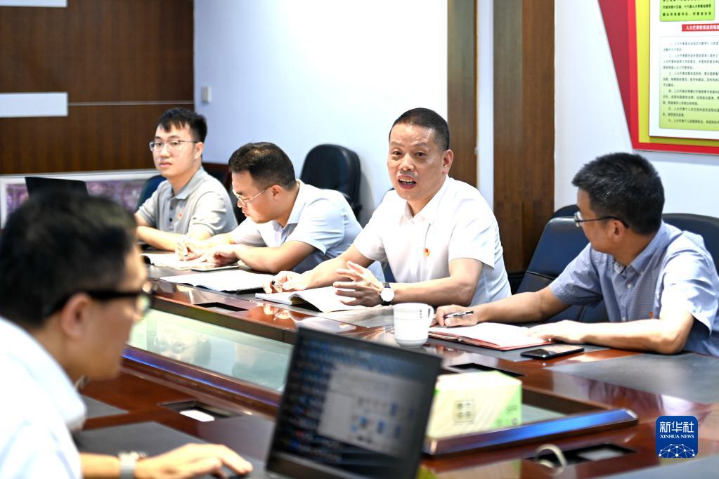 国庆前夕,在浙江省宁波市奉化区萧王庙街道滕头村的会议室里,村干部