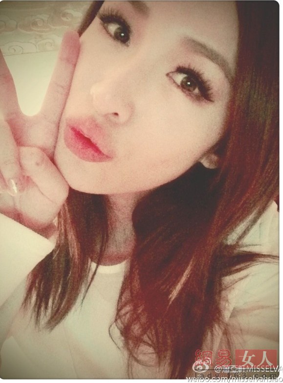 她的自拍照给人感觉就是爱臭美又自恋.