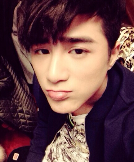 张韶涵磨皮自拍被吐槽 变网红脸的大有人在(组图)