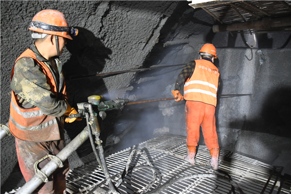 宜兴铁路杨三岭隧道贯通_fororder_钻爆施工 鲁鹏博摄.JPG