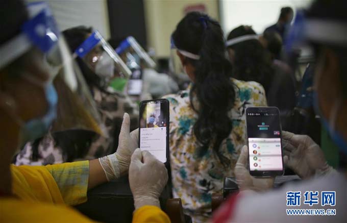 अनलाइन कक्षाका लागि तालिम लिंदै नेपाली शिक्षकहरू