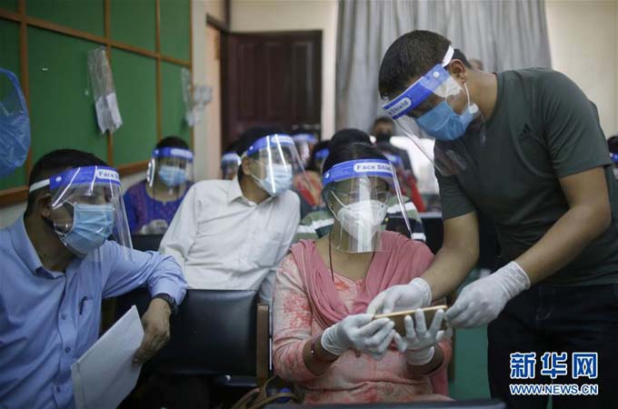 अनलाइन कक्षाका लागि तालिम लिंदै नेपाली शिक्षकहरू