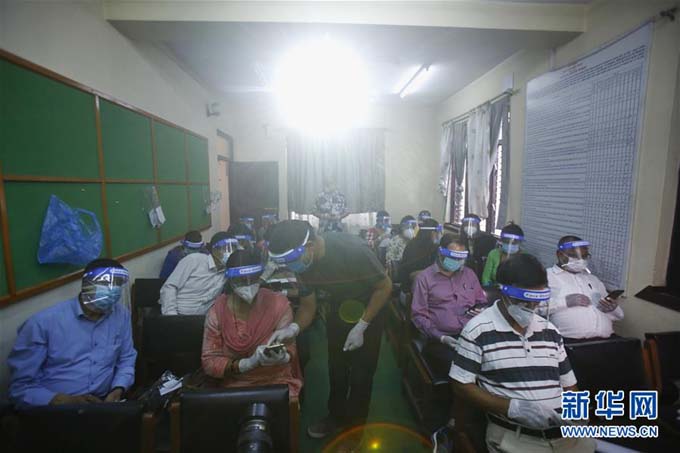 अनलाइन कक्षाका लागि तालिम लिंदै नेपाली शिक्षकहरू