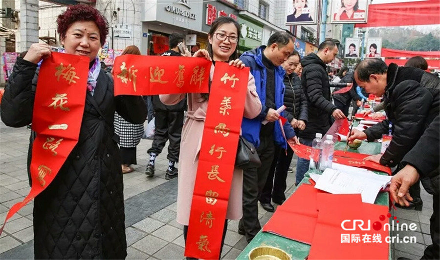 【新春走基層】遵義市桐梓縣百名書法家免費為群眾寫春聯