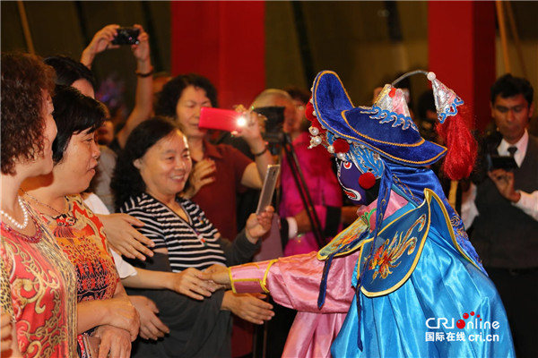 "变脸"大师与现场观众互动