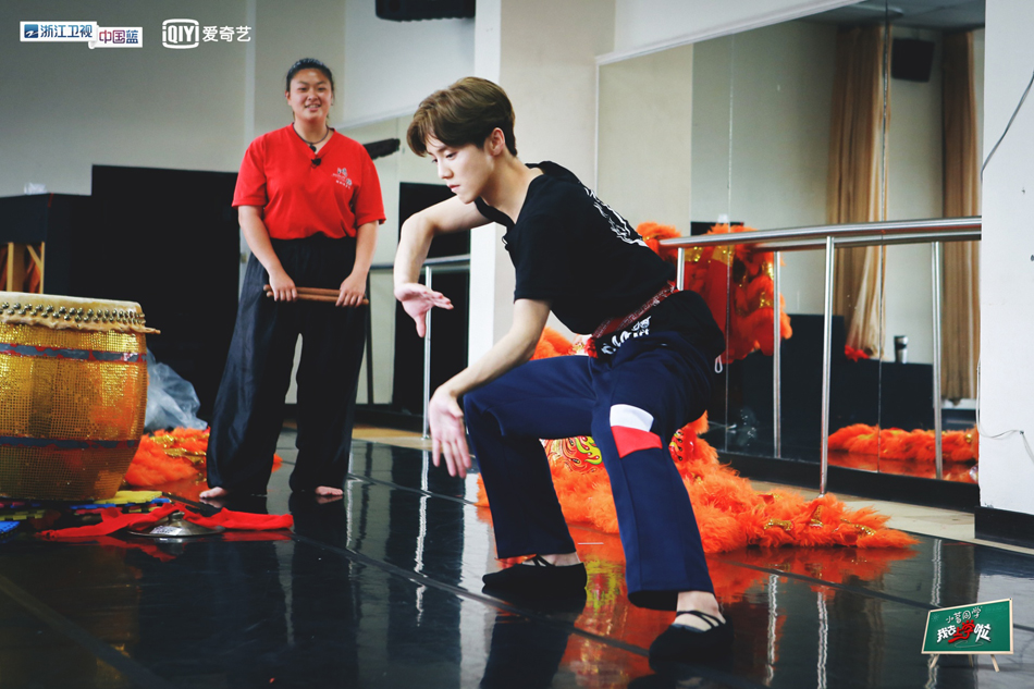 《我去上学啦》鹿晗圆摄影师梦 薛之谦变“狗仔队”