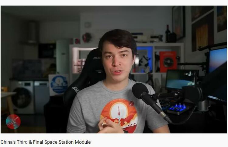 开视频账号介绍中国航天发展成就 法国小伙儿期待亲临中国航天发射现场_fororder_戴子轩在最新一期视频中介绍梦天实验舱相关情况（视频截图）.