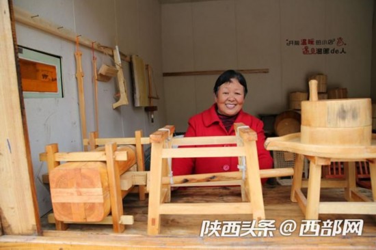 （转载）老木匠新岗位：带着老伴作坊小镇展示木工技艺