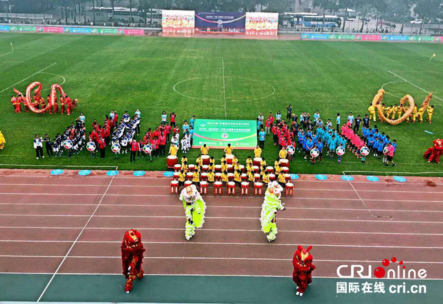 来自老挝足协足球学校的彭帕迪代表东盟国家运动员致辞说:"足球鞘 