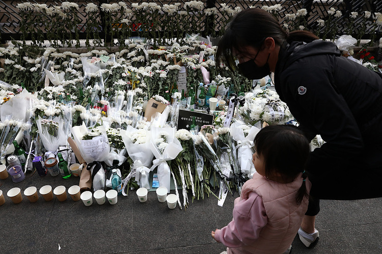 韓國各地悼念梨泰院踩踏事故遇難者 警方已對44名目擊者進行調查