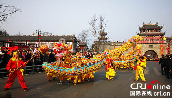 花车巡游闹新春 都江堰民俗闹春活动年味浓