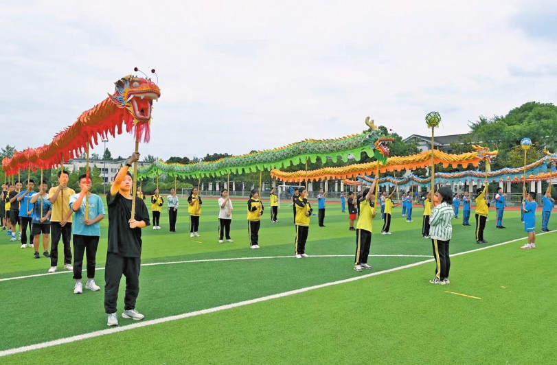 （转载）黄龙溪非遗传承人苏磊讲述火龙与古镇的故事 他将“烧火龙”的热闹场面带到全国带向世界