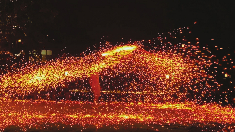 （转载）黄龙溪非遗传承人苏磊讲述火龙与古镇的故事 他将“烧火龙”的热闹场面带到全国带向世界