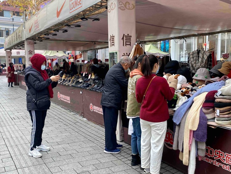 冷空气催热哈尔滨市“暖经济” 保暖产品销售一路走俏