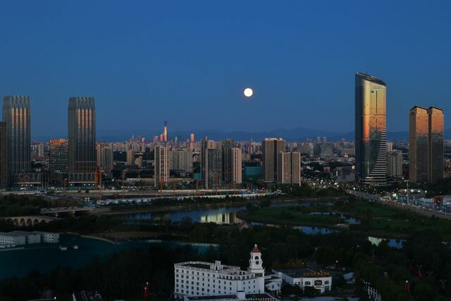 清晨，北京初升的朝阳照亮大地